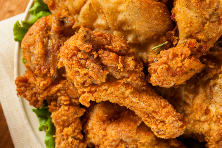 Pollo frito al estilo del sur en una fuente de servir.