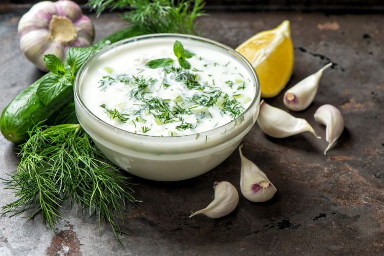 Tzatziki y sus ingredientes.