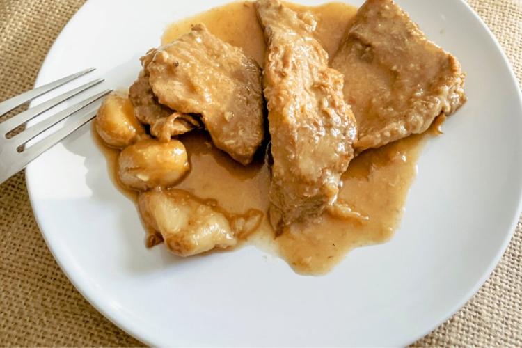 Carne de cerdo con salsa de vino blanco.