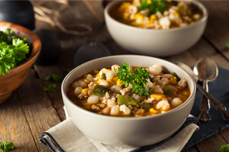 Chile blanco con pollo y alubias blancas.