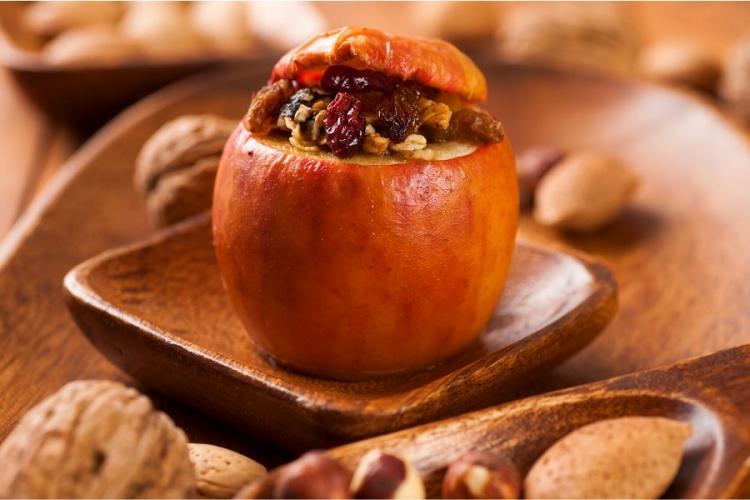 Manzana asada con uvas pasas, almendras y nueces.