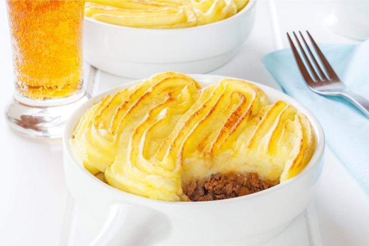 Pastel de carne picada y puré de patata.