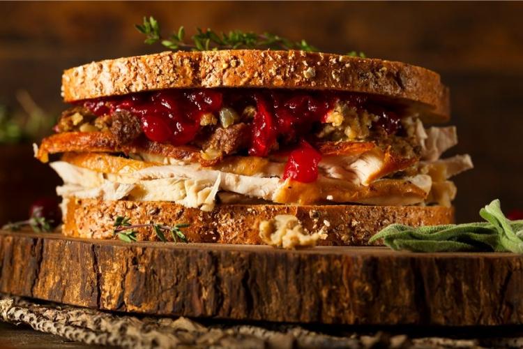 Bocadillo de pavo asado, relleno y salsa de arándanos.