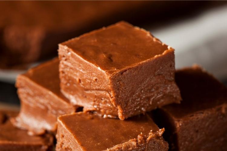 Fudge casero de chocolate.