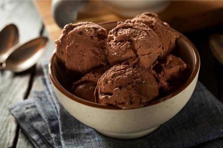 Bolas de helado de chocolate en un cuenco de cerámica.