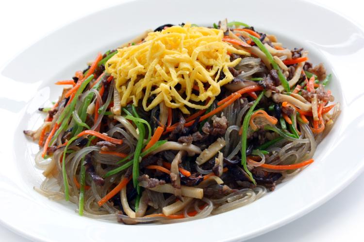 Japchae coreano.