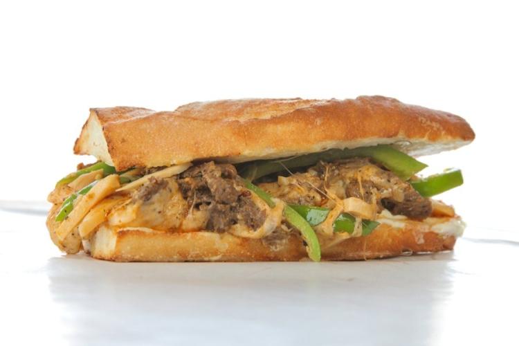 Bocadillo de filete con queso al estilo de Filadelfia con pan blanco, Philly cheese steak.