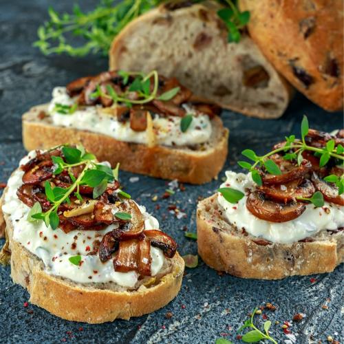 Tostas de queso cremoso y champiñones.