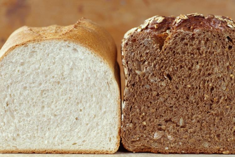 Pan de molde blanco y pan moreno.