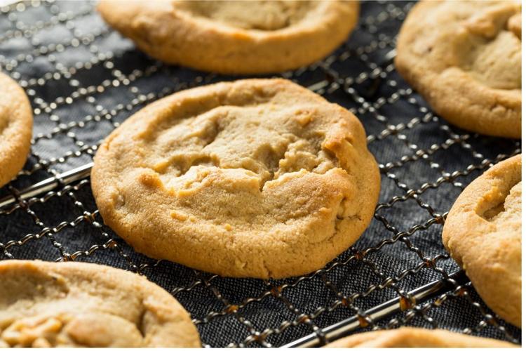 Galletas con mantequilla de cacahuete sobre una rejilla.