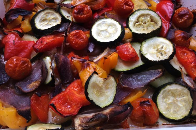 Verduras mediterráneas recién sacadas del horno.