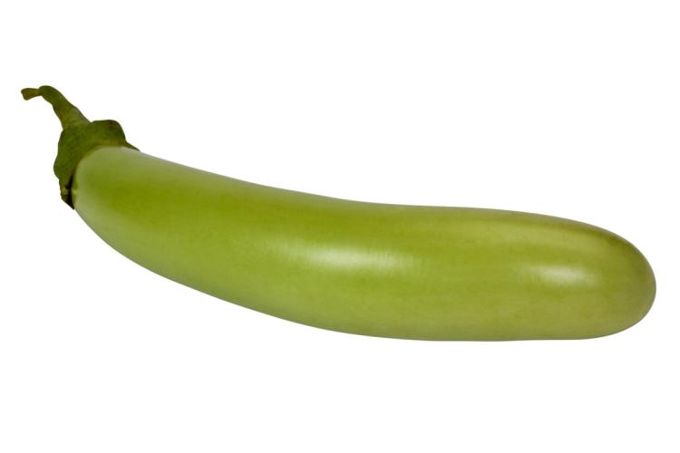 Berenjena verde y alargada.