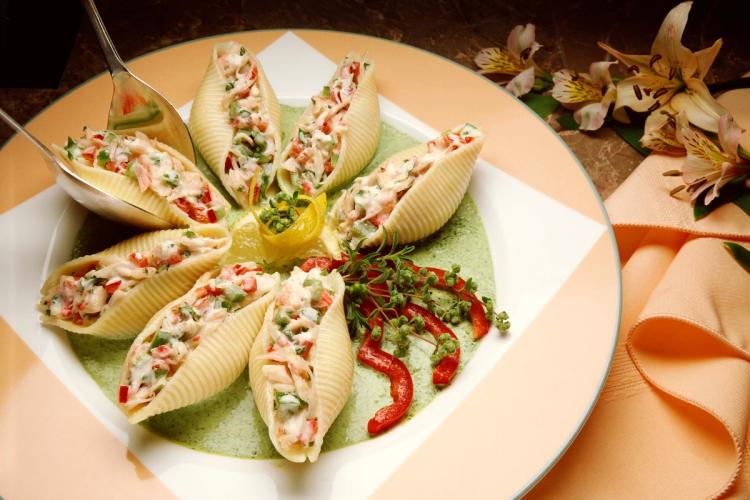Conchas de pasta, hervidas y frías, rellenas de ensalada de cangrejo.