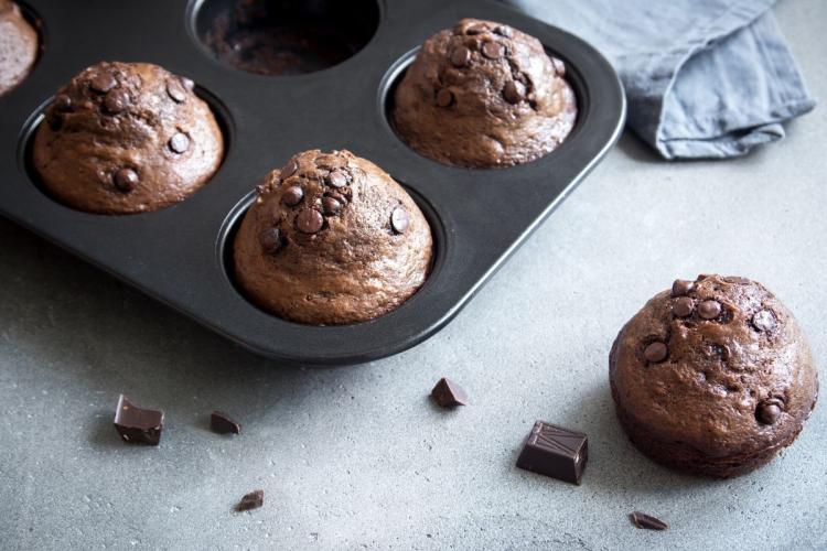 Bizcochitos de chocolate con pepitas de chocolate en una bandeja con moldes individuales.