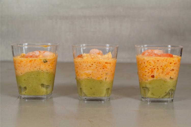 Aperitivo con capas de cangrejo y aguacate en vasos pequeños.