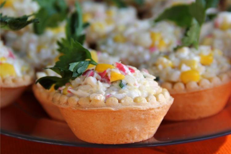Tartaletas rellenas de ensalada de cangrejo.
