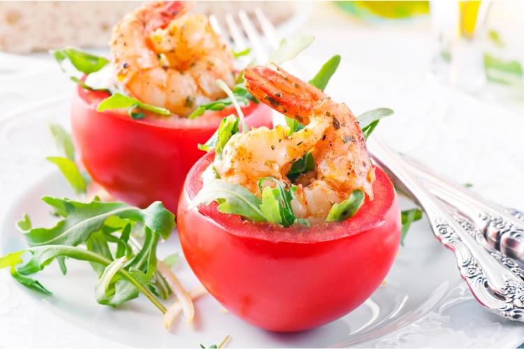 Tomates rellenos de ensalada de cangrejo y gambas.