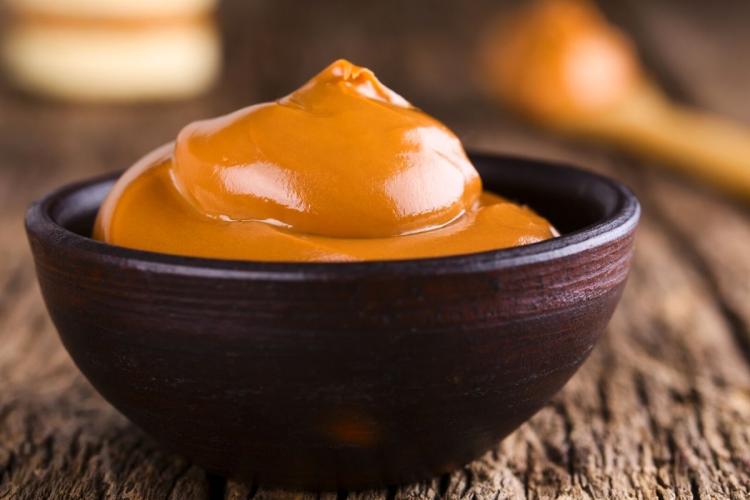 Dulce de leche en un cuenco de loza.