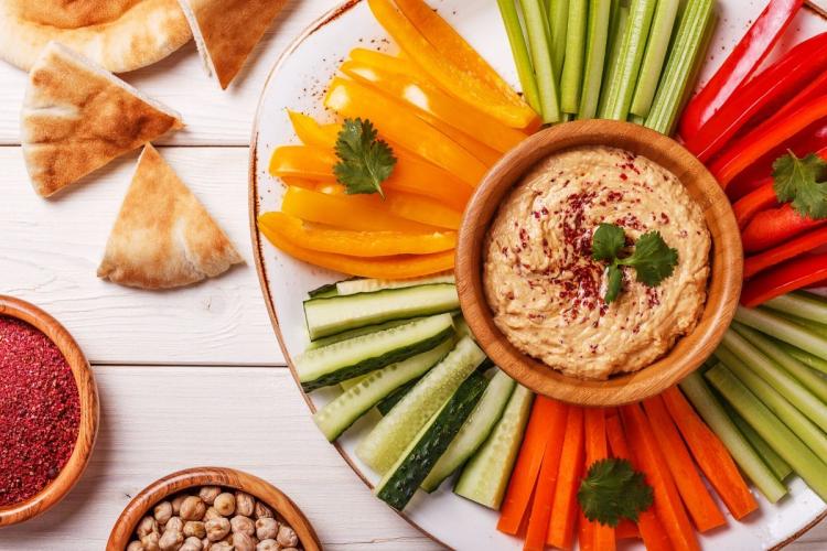 Humus con crudités.