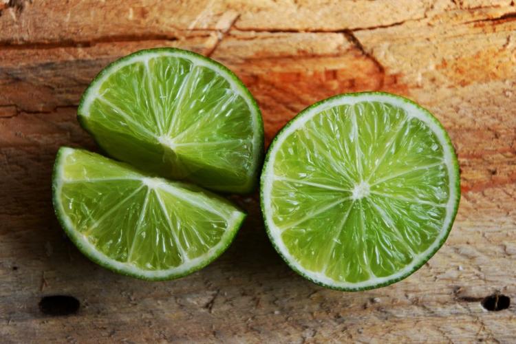 Limas cortadas.