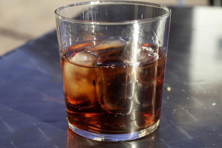 Pacharán con hielo en un vaso.