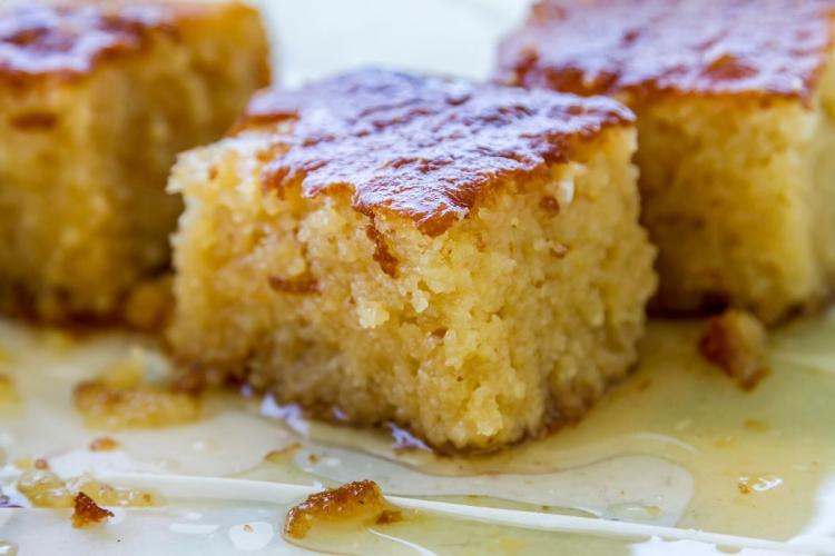 Revani, postre tradicional turco, cortado en trozos.