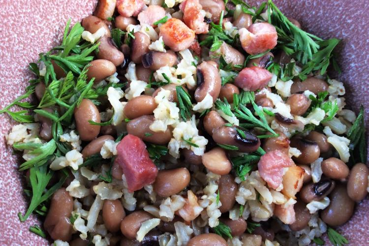 Alubias con arroz, tocino y hoja de zanahoria, hopping John.