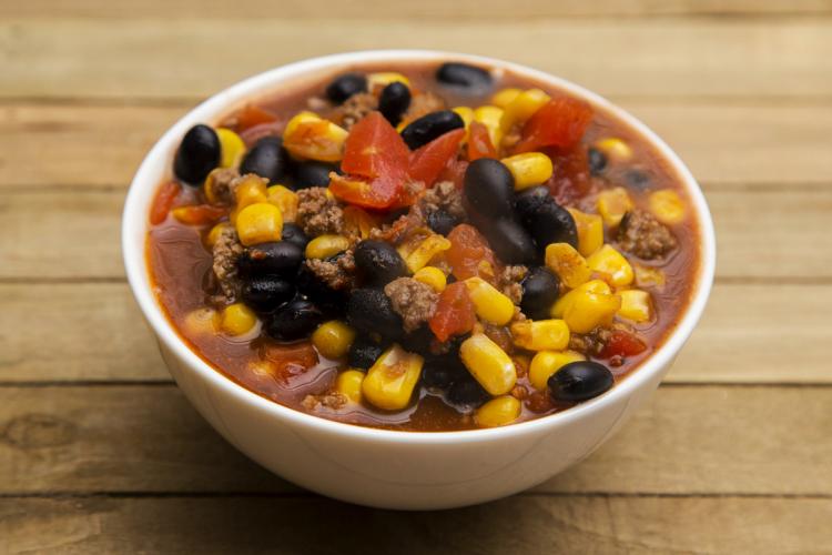 Taco en sopa en un cuenco.