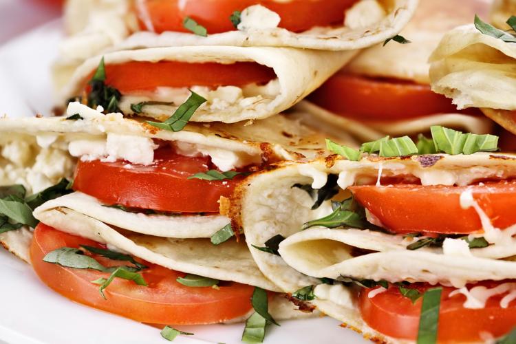 Quesadillas con tomate en una pila.
