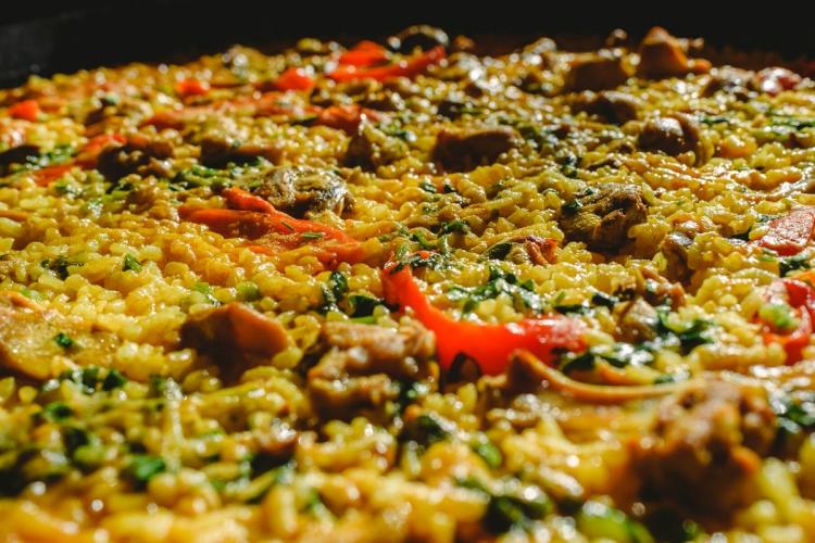 Arroz con conejo en paella.