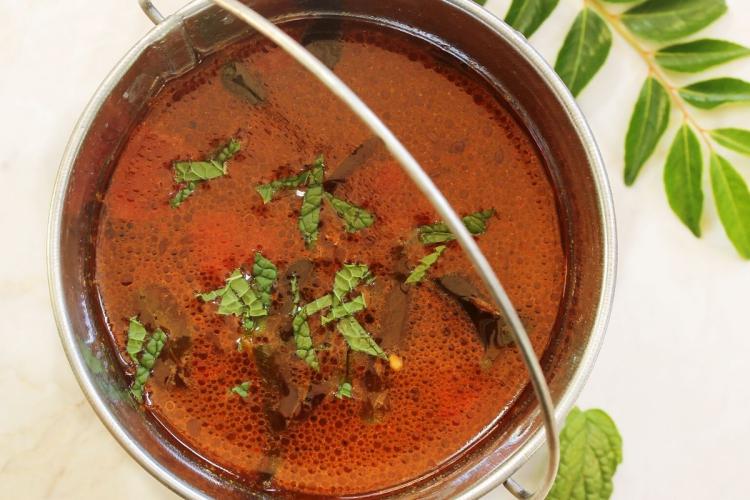 Sopa rasam en un caldero.