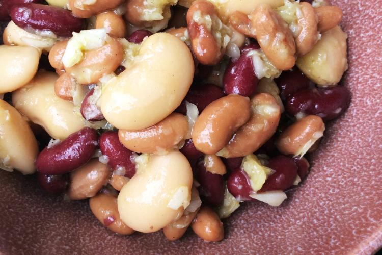 Ensalada de alubias calicó con alubias moradas, judías pintas y judías de Lima.