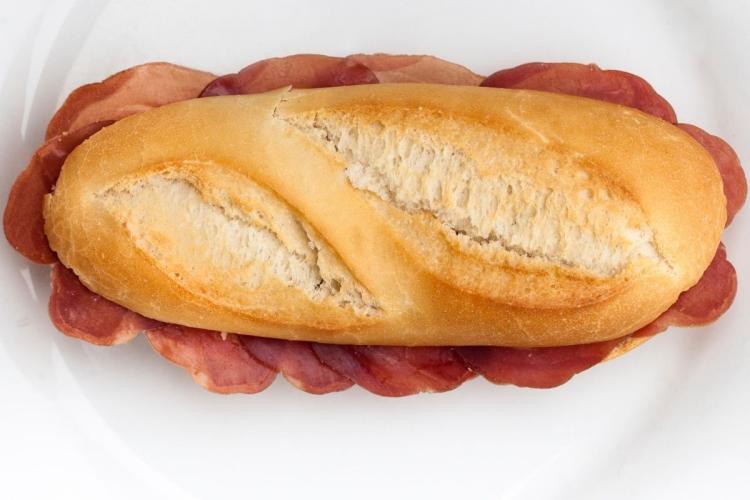 Bocadillo de lomo embuchado en barra de pan.