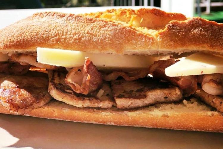 Bocadillo de lomo de cerdo, tocino y queso manchego.