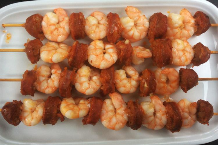 Brochetas de gambas con chorizo.