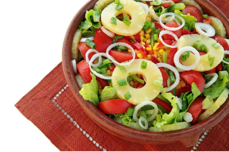 Ensalada variada con piña al estilo de California.