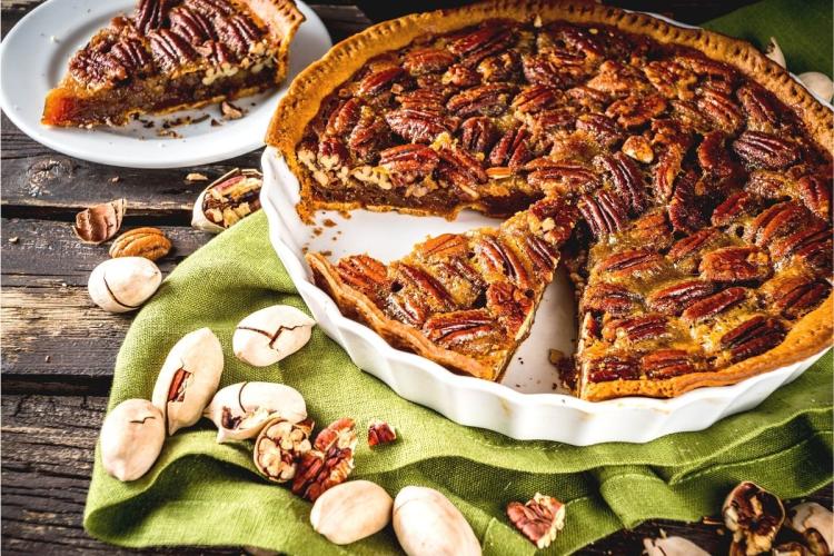 Pacanas, una tarta de pacanas en su fuente y un trozo de tarta en un plato.