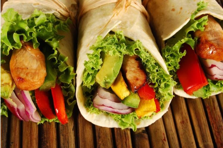 Tortillas de harina con rellenos variados.