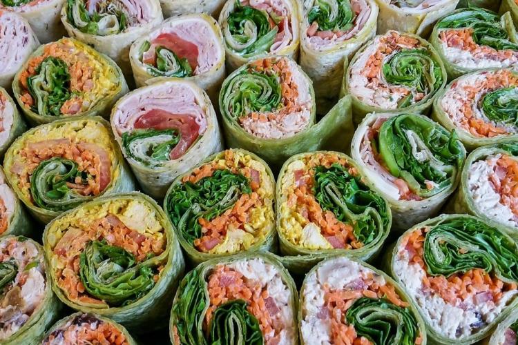 Tortillas de diferentes tipos con rellenos variados.