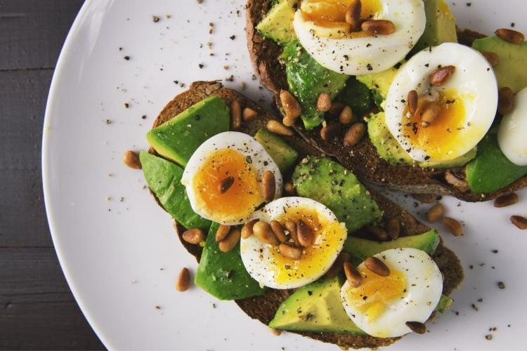 Tostada con aguacate y huevos pochados.