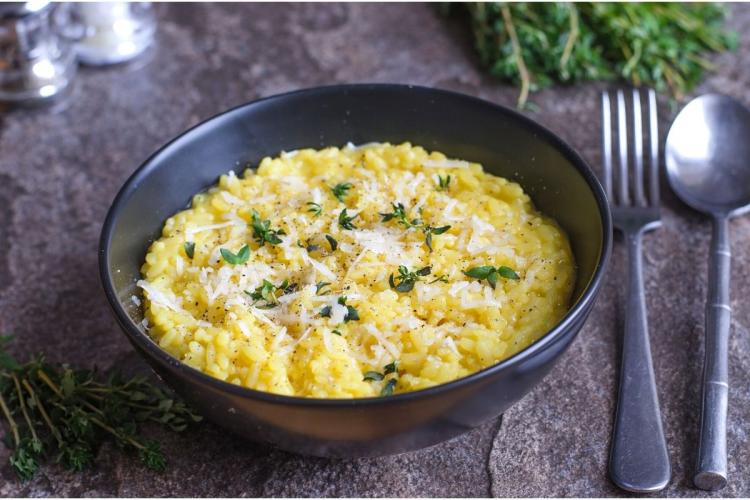 Un cuenco con arroz al estilo italiano, risotto, con azafrán.