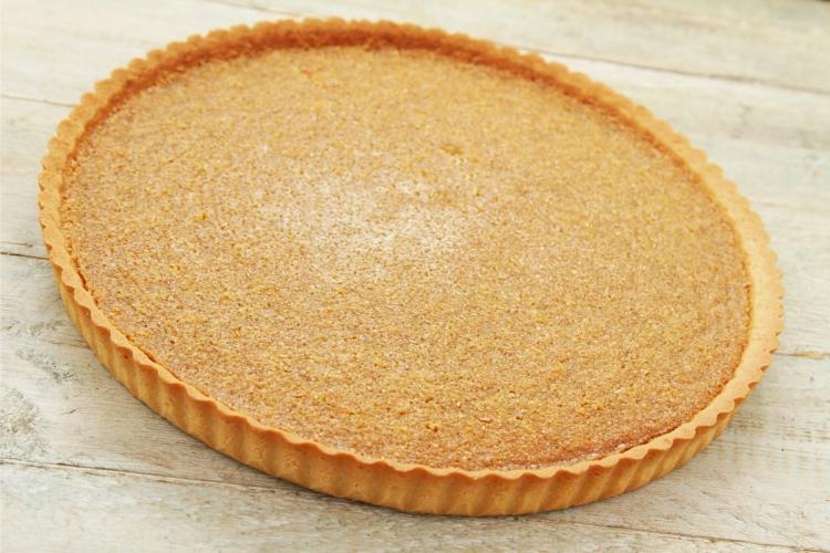Una base de tarta de masa quebrada.