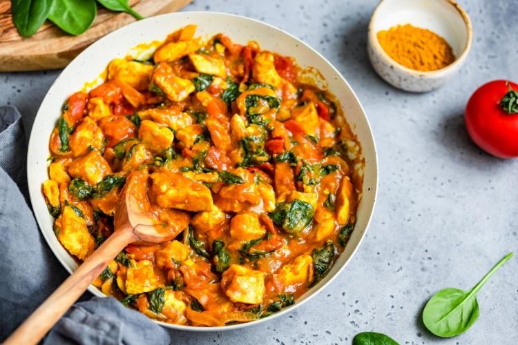 Curry de pollo en cazuela.
