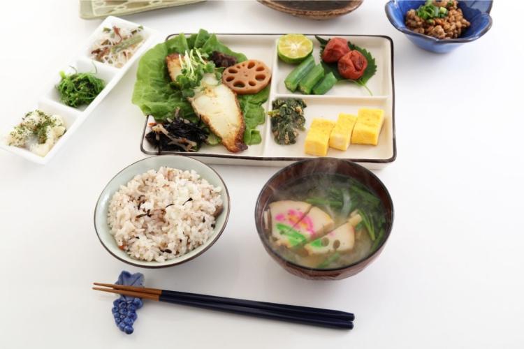 Comida japonesa en la mesa.