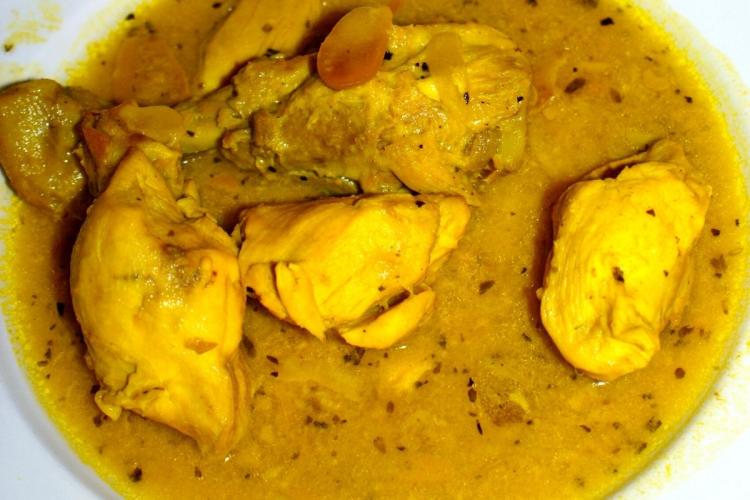 Pollo en peitoria decorado con almendras fileteadas.