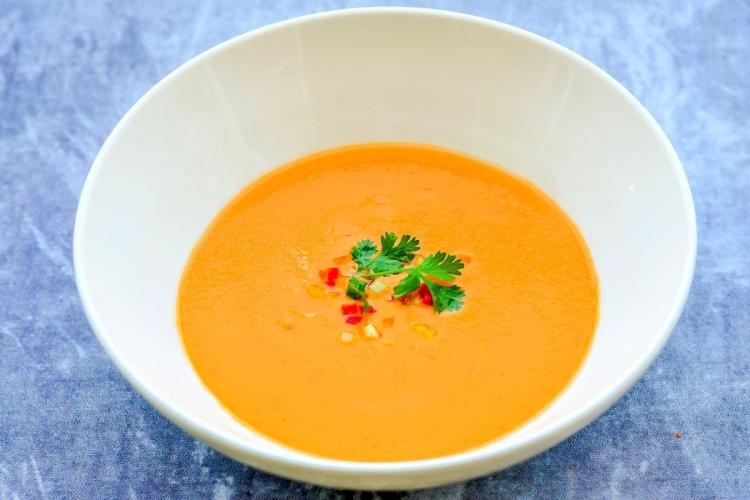 Puré de lentejas rojas en un cuenco.
