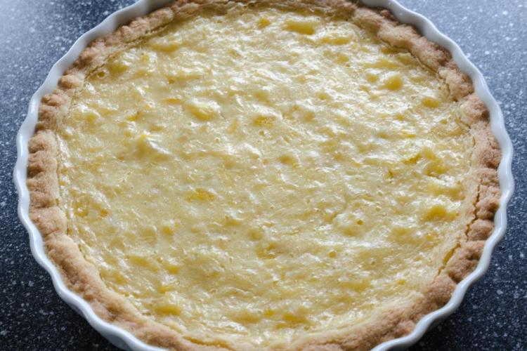 Tarta rellena con crema de piña y coco y piña machacada.
