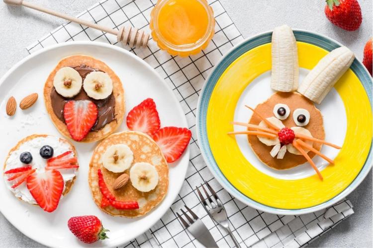 Tortitas decoradas con fruta dibujando caras de animalitos.