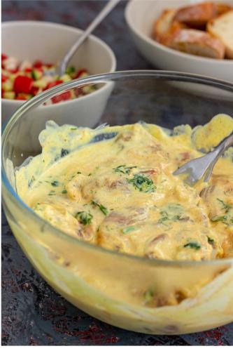 Pollo en yogur con curry en polvo y cilantro picado.