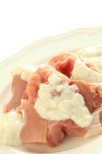 Trozos de pollo y yogur.